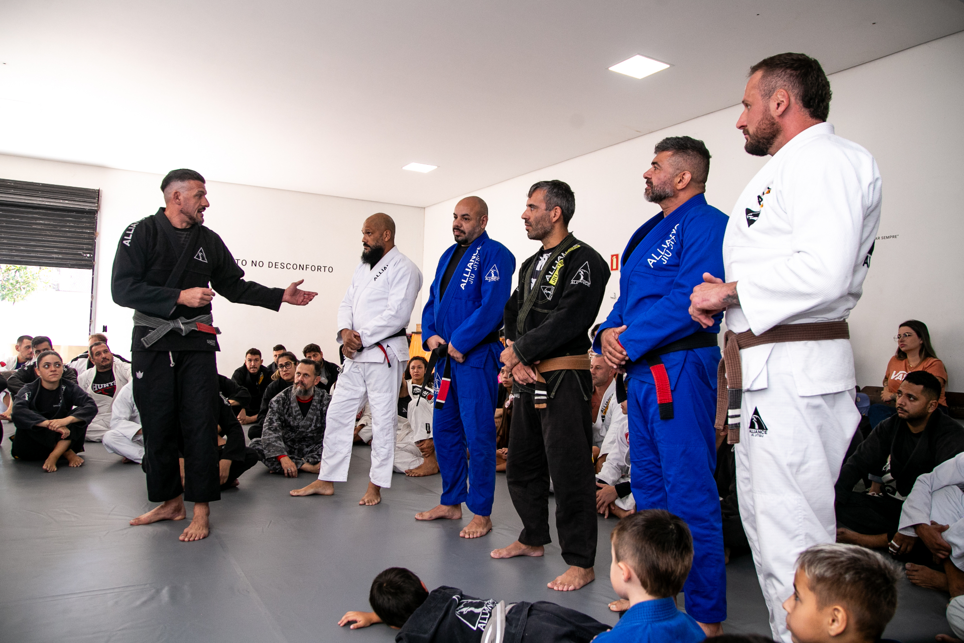 Professores e faixas-pretas da Alliance Jiu Jitsu Viamão durante cerimônia na academia